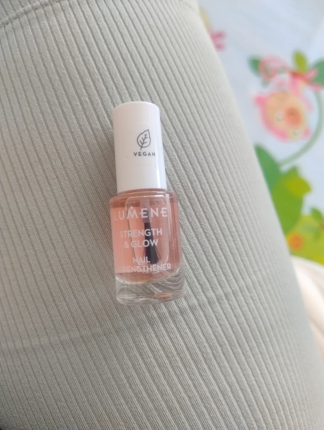Customer photo review of Ускоряващ растежа заздравител за чупливи нокти Lumene Strength & Glow