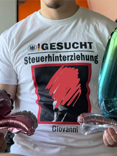 Customer photo review of GESUCHT STEUERHINTERZIEHUNG CUSTOM T-SHIRT