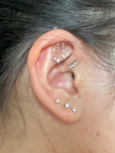 Customer photo review of SOLEIA Vertical Helix Cartilage Stud