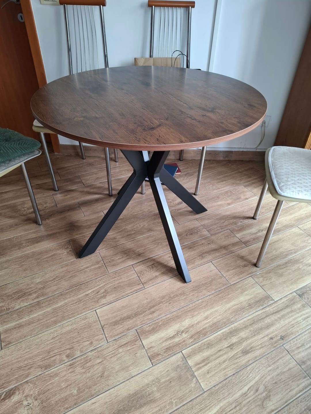 Customer photo review of Masa TALIA II, nuc/negru mat, 90x90x76 cm