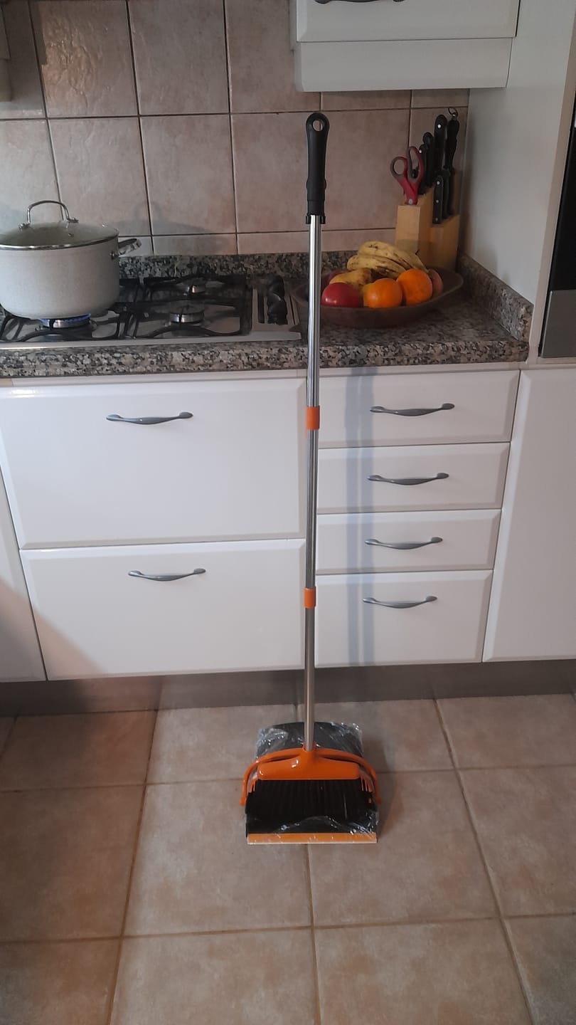 Customer photo review of Juego de Escoba y Recogedor para El Hogar Altura Ajustable Mango de Acero Inoxidable