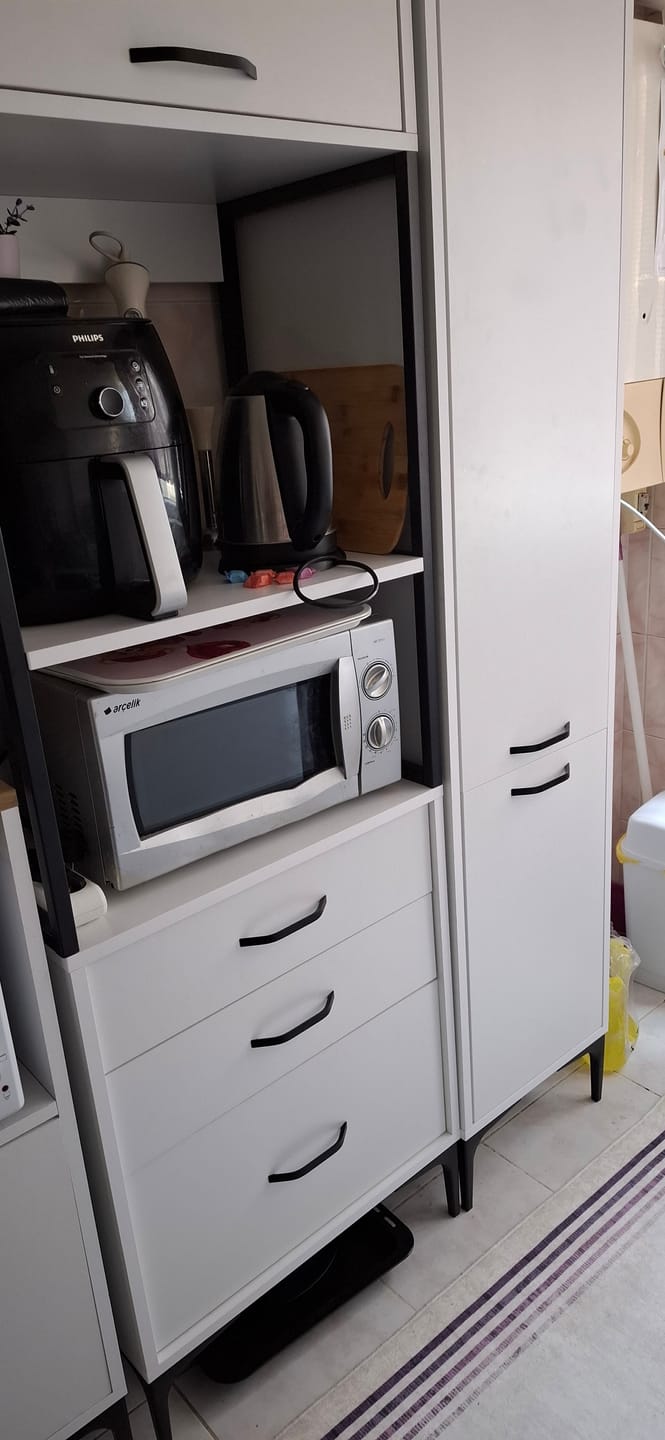 Customer photo review of Rani JE143 Çok Amaçlı Dolap 3 Kapaklı 3 Çekmeceli Kiler Mutfak Dolabı Beyaz