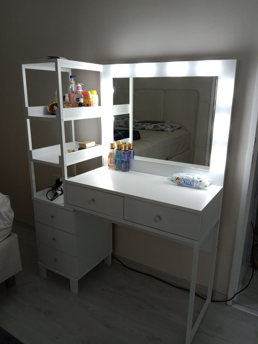 Customer photo review of Rani BJ128 Hollywood Işıklı Aynalı Kulis Makyaj Masası 5 Çekmeceli Raflı Takı Düzenleyici Beyaz