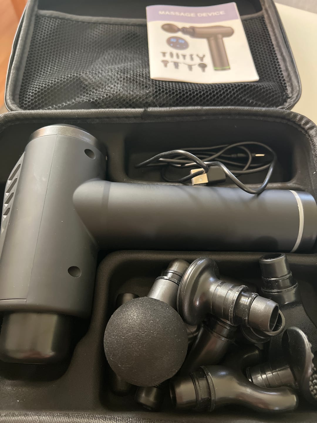 Customer photo review of Massagepistole mit 30 Geschwindigkeiten / Massage Gun für tiefe Muskelmassage mit bis zu 3600 Impulsen/min / 10 Aufsätze für Nacken, Rücken & Körper / Mit LCD-Touchscreen