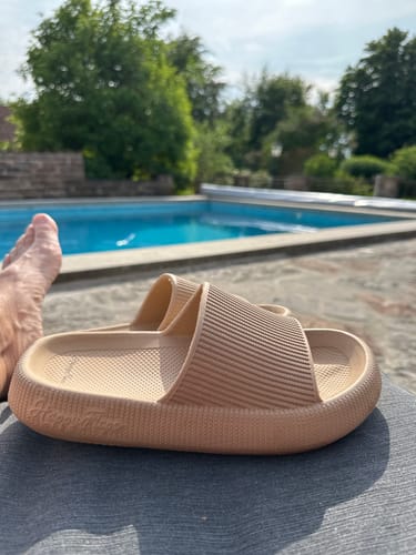 Customer photo review of HappyFlops