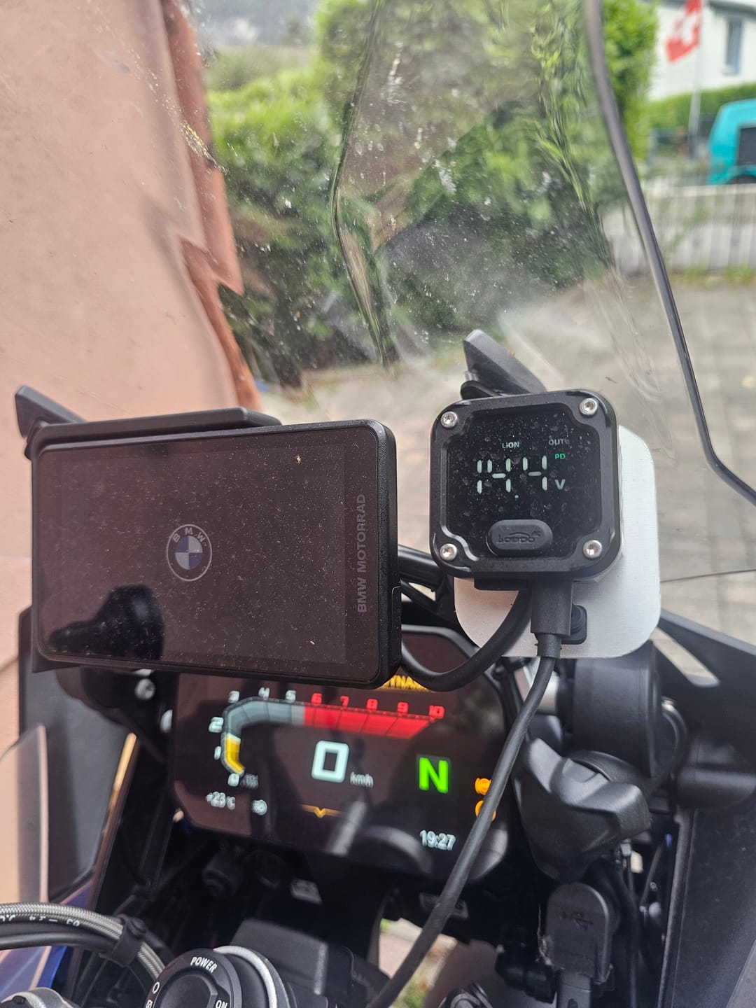 Customer photo review of C36 Motorcycle Bi-Directional Battery Charger – 100W PD Fast Charge, Real-Time Voltage Display, IP67 Waterproof, Lead-Acid Repair, Mirror/Adhesive Mount