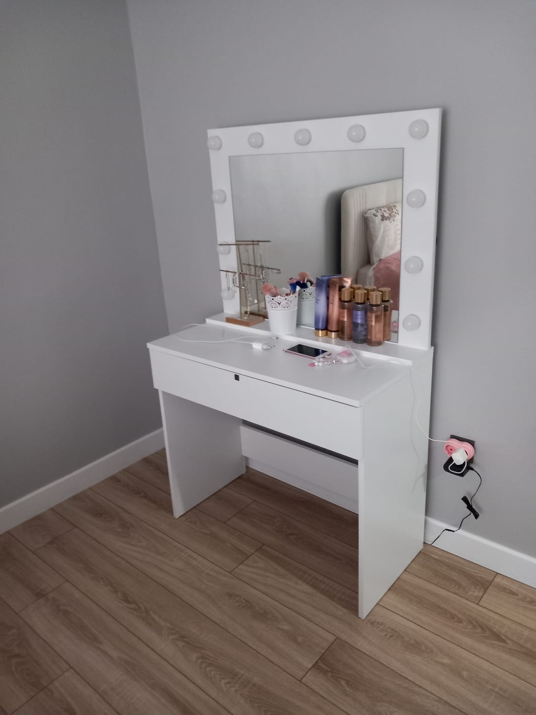 Customer photo review of Rani BJ120 Hollywood Işıklı Aynalı Kulis Makyaj Masası Takı Düzenleyici Beyaz