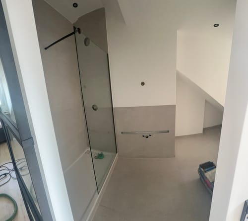 Customer photo review of SONNI Begehbare Dusche Duschabtrennung Duschwand 10mm Schwarz Duschabtrennung Duschkabine Nano ESG 80-140cm
