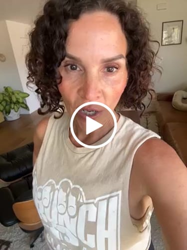 Customer video review of Besque™ Magic Body Oil - 100ml