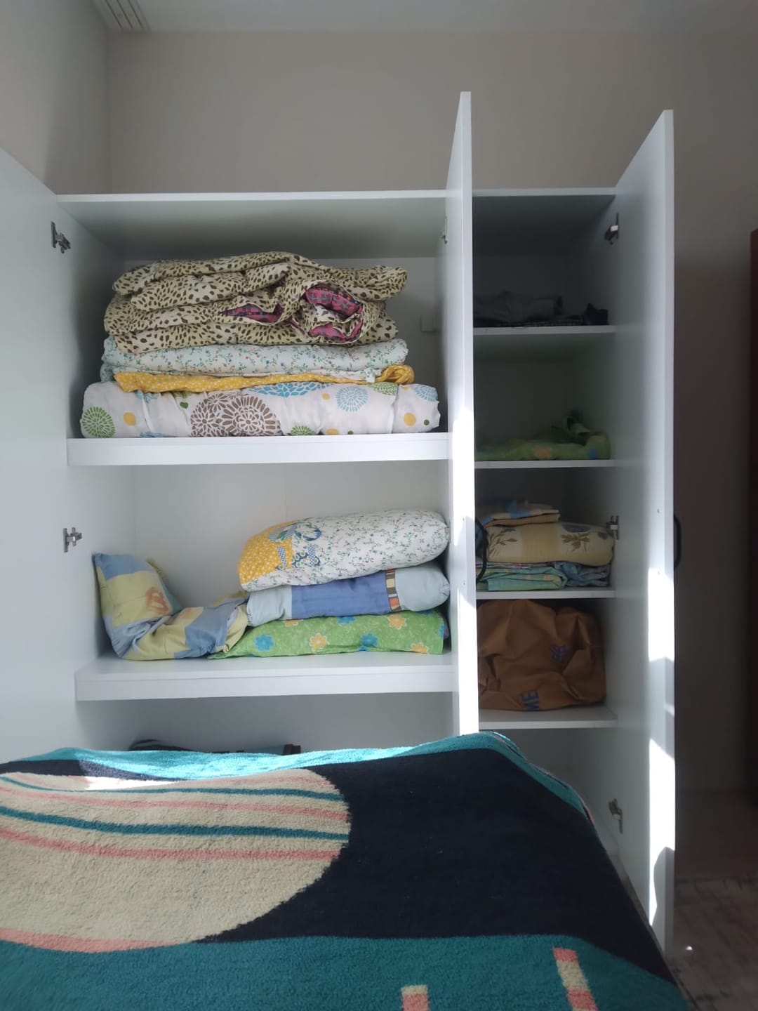 Customer photo review of Rani BA105 Yüklük 3 Kapaklı 8 Raflı Yatak Yorgan Yastık Saklama Dolabı Beyaz