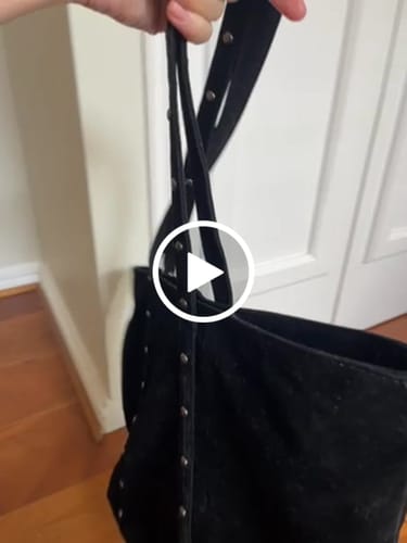 Reseña con vídeo de un cliente sobre Cartera Tote Gamuza Tachas Boho