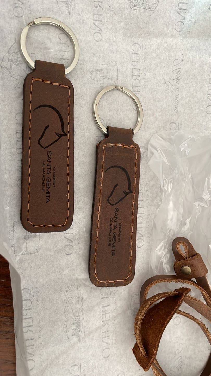 Customer photo review of Llavero de cuero personalizado