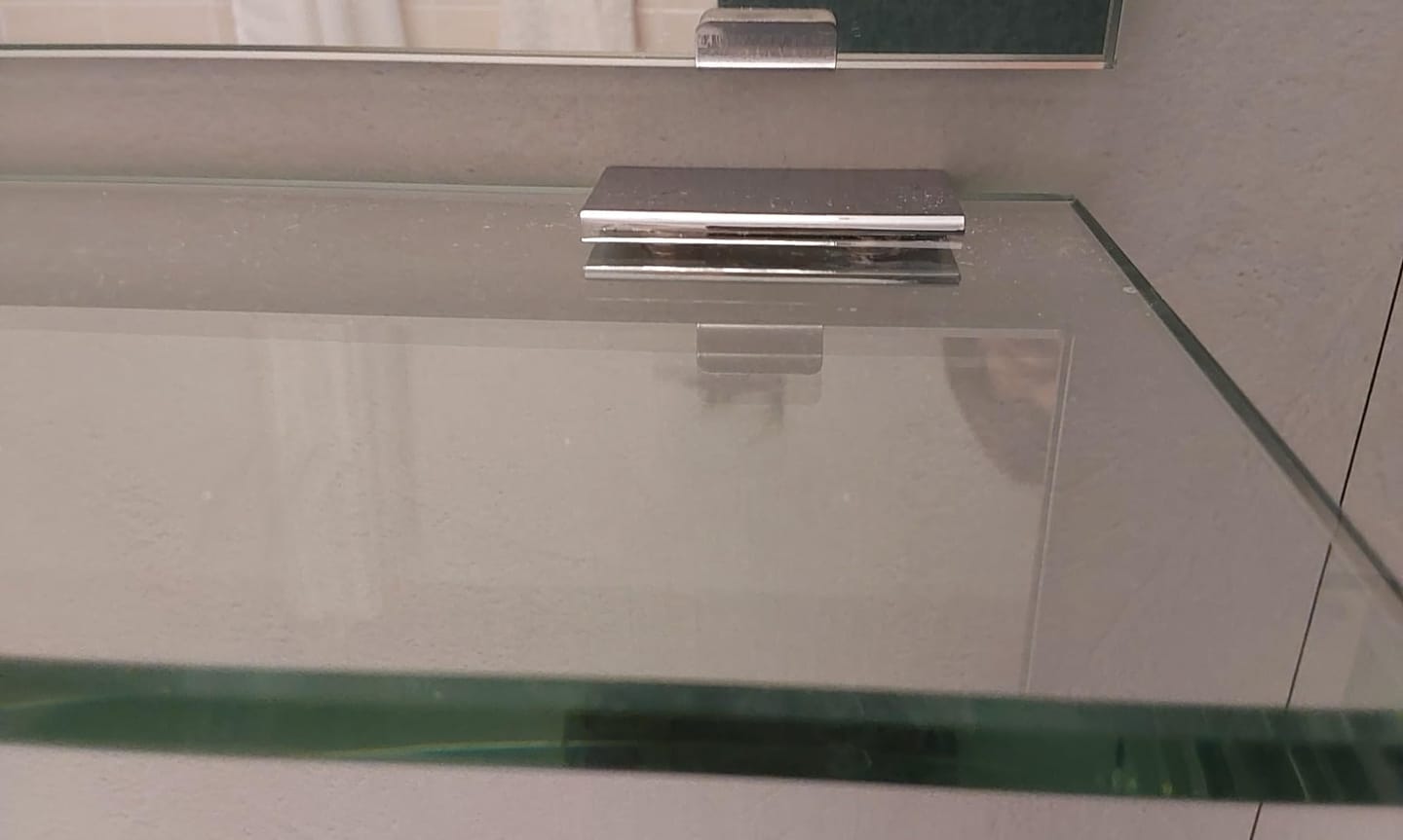 Customer photo review of Glasregal Badezimmer Glasablage, Badregal 8mm Hartglas, GIRA, Edelstahl, Satiniertes Glas