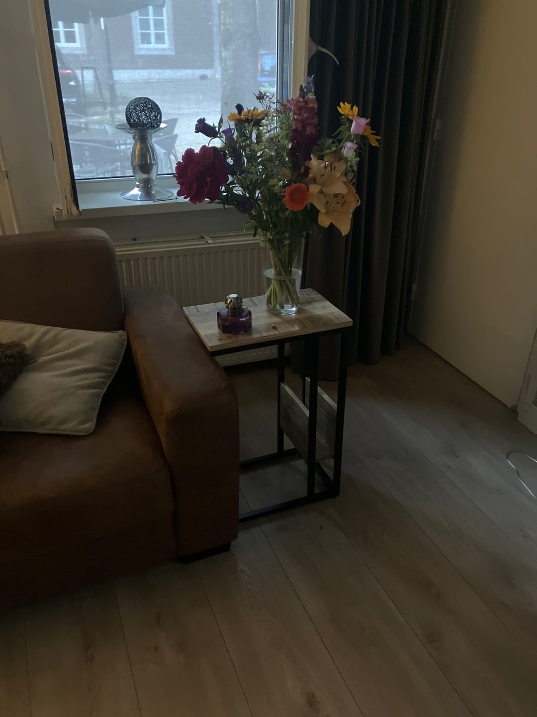 Customer photo review of Bijzettafel voor over de bank | Mangohout en Staal | 45x29x69cm