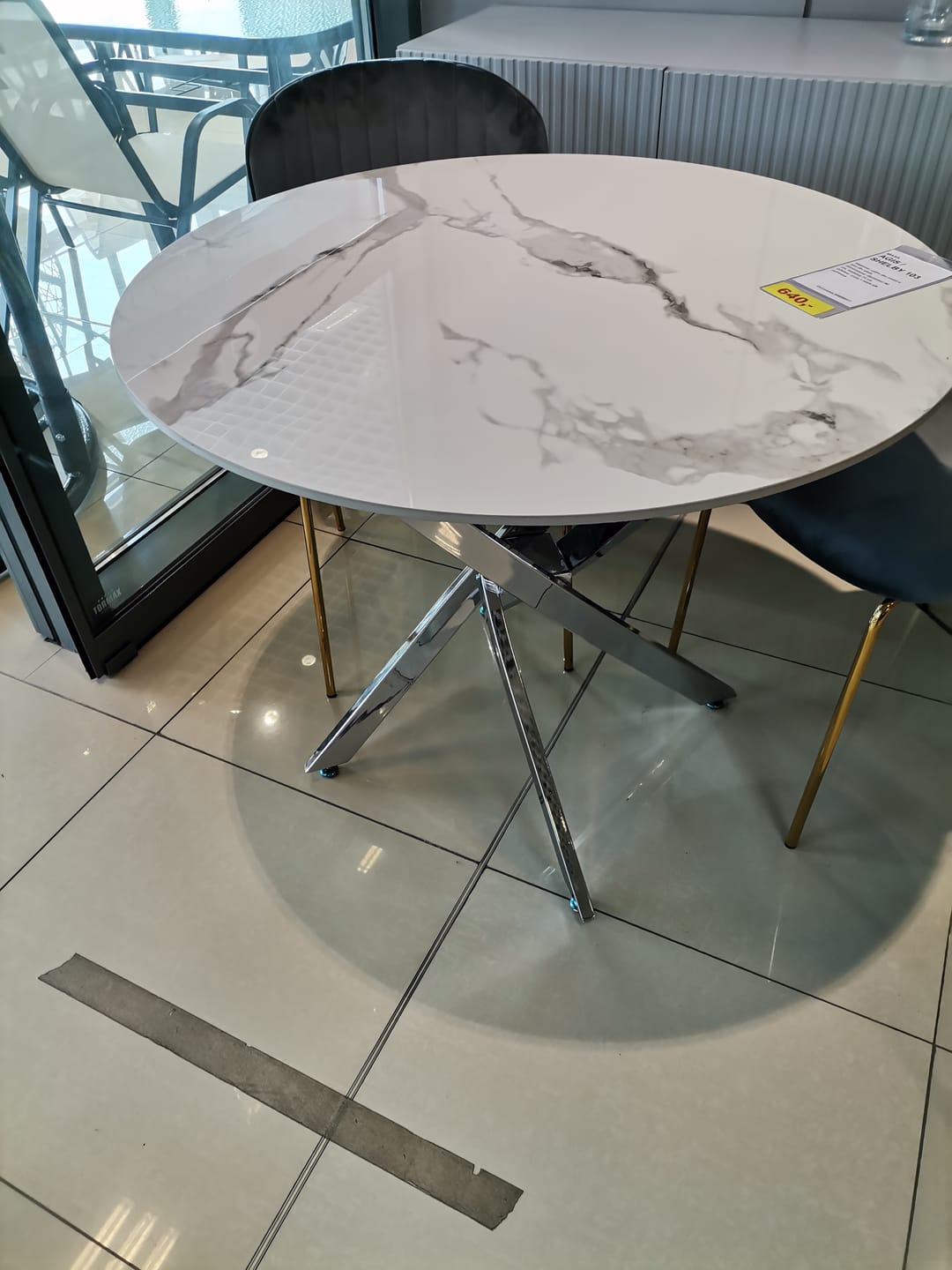 Customer photo review of Masa AGIS, alb cu efect de marmura, sticla/metal, 90x90x73 cm