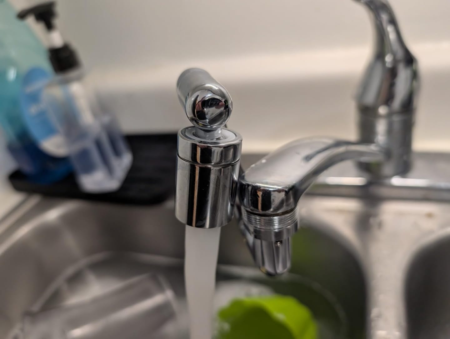 Customer photo review of 【Pre Order-US】Frizzlife Splash-Proof Sink Faucet Extender with Filter, Certified Reduce 99% Chlorine, 1440° Rotating Tap Aerator, 3 Modes Spray Attachment for Kitchen/Bathroom/Toddlers, 8pcs Replacement Filter