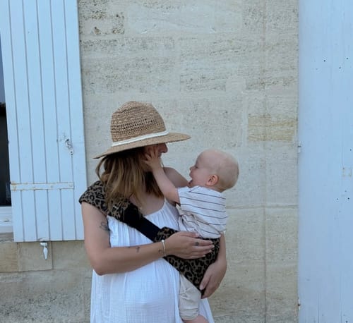 Avis photo d'un client sur Porte-bébé MomSwing - Léopard Chic