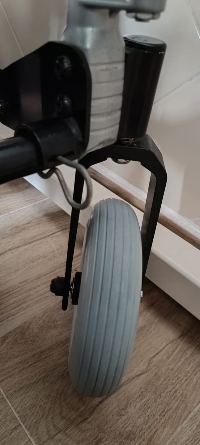 Customer photo review of Roda Dianteira para Cadeira de Rodas PU Maciça 8'' x 2''