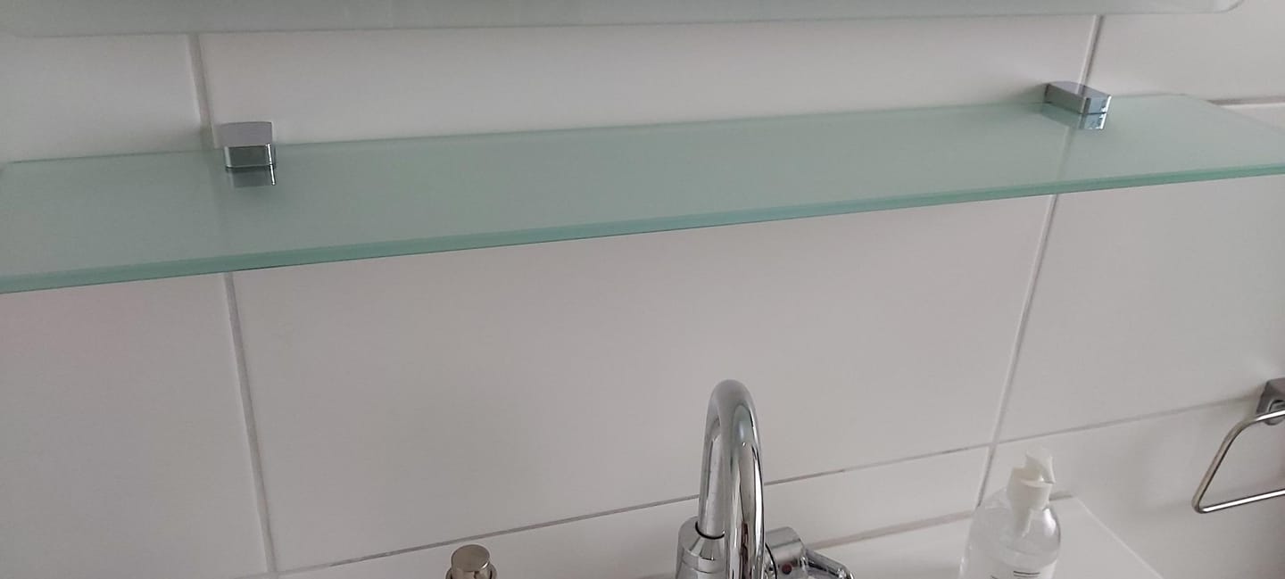 Customer photo review of Glasregal Badezimmer Glasablage, Badregal 8mm Hartglas, AURA, Edelstahl, Klarglas