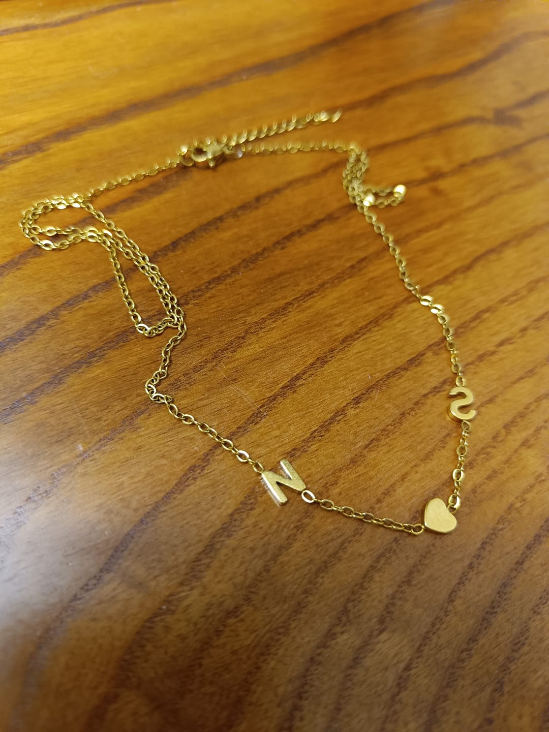 Customer photo review of Personalizovaný náhrdelník s ležatým iniciálem