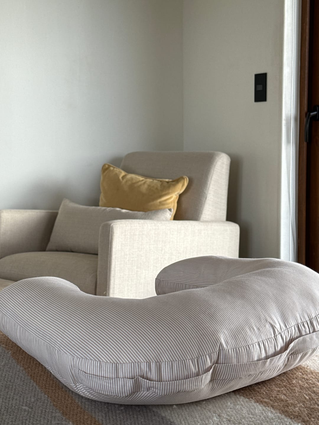 Customer photo review of Cojín de lactancia Rayas Beige Antu Baby
