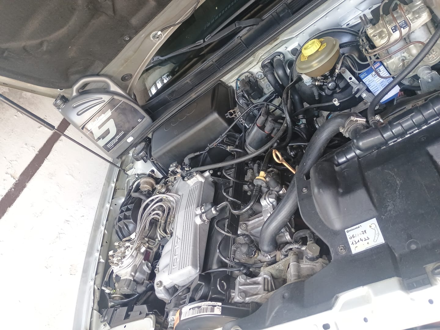 Customer photo review of Hochleistungsmotorenöl / Motoröl speziell für alle Serien- und Leistungsoptimierte (sowohl Sauger als auch Turbo) 5-Zylinder-Motoren 20V / 10V 5L 10W-60 Öl