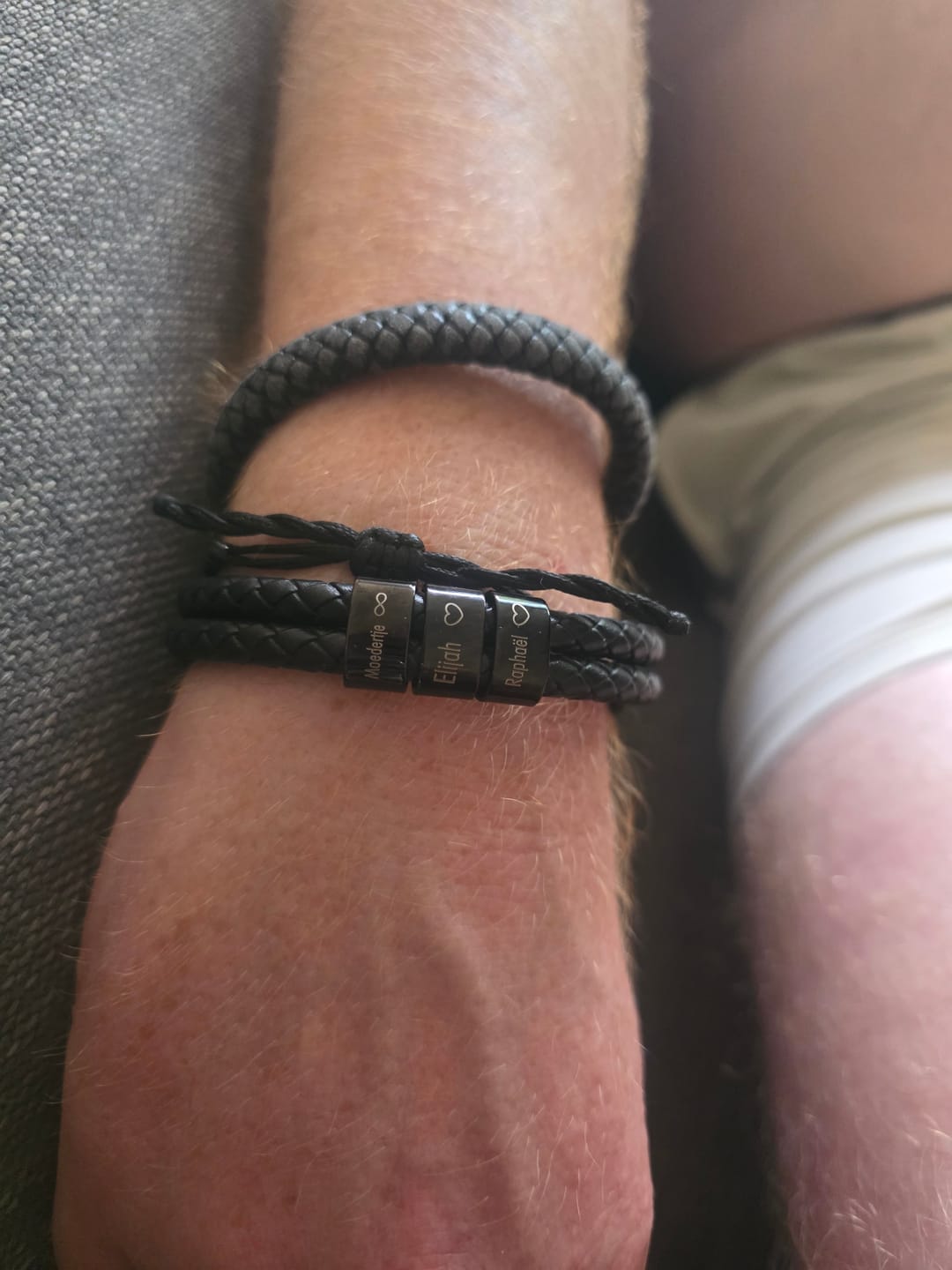 Customer photo review of Familieband - Gepersonaliseerde leren armband met ringen en namen