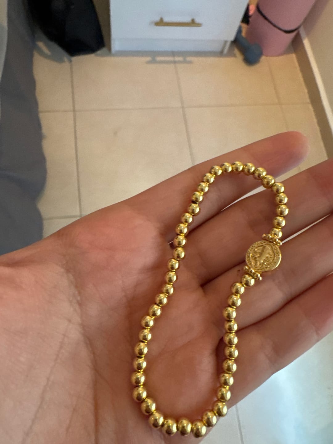 Customer photo review of Pulsera Chaquiras Con San Benito y Cruz