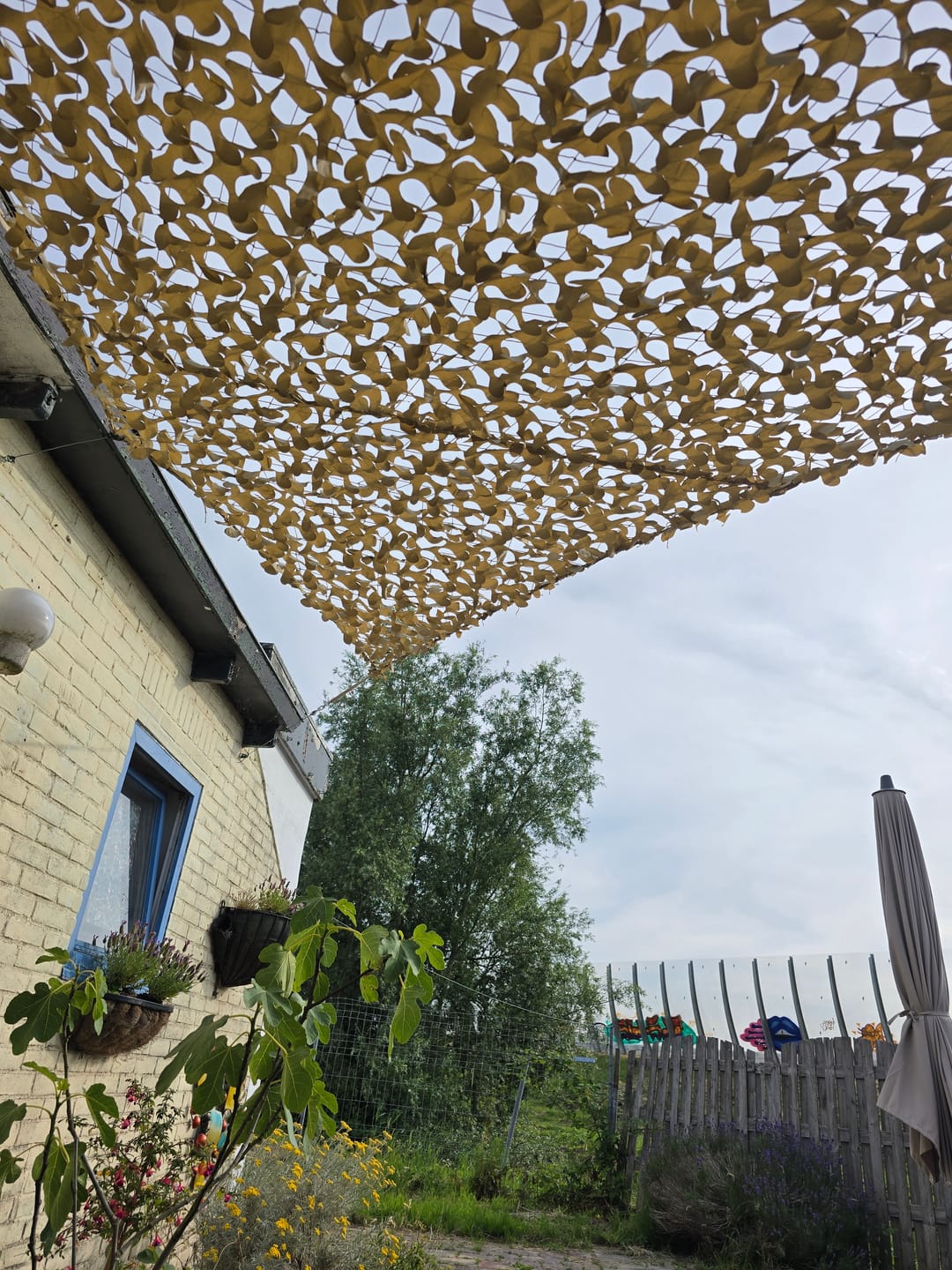 Customer photo review of Beige driehoekig camouflagenet