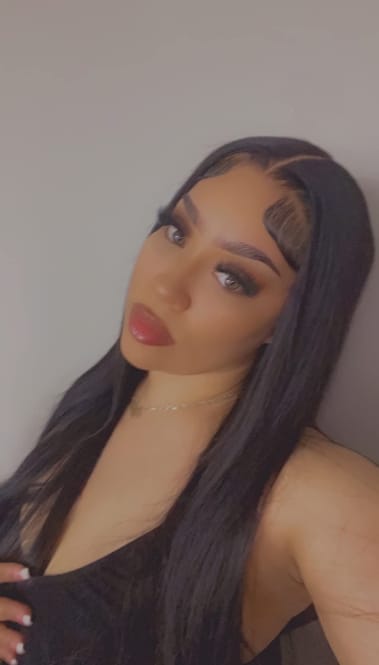 Customer photo review of MORE FACE Pre-bleached Straight Hair Wear Go Glueless Wig 7x5 Pre-cut HD Lace Pre-plucked