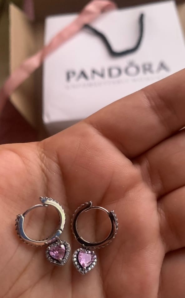 Customer photo review of ARETES PENDIENTES DE ARO CORAZÓN ROSA PANDORA + KIT DE REGALO