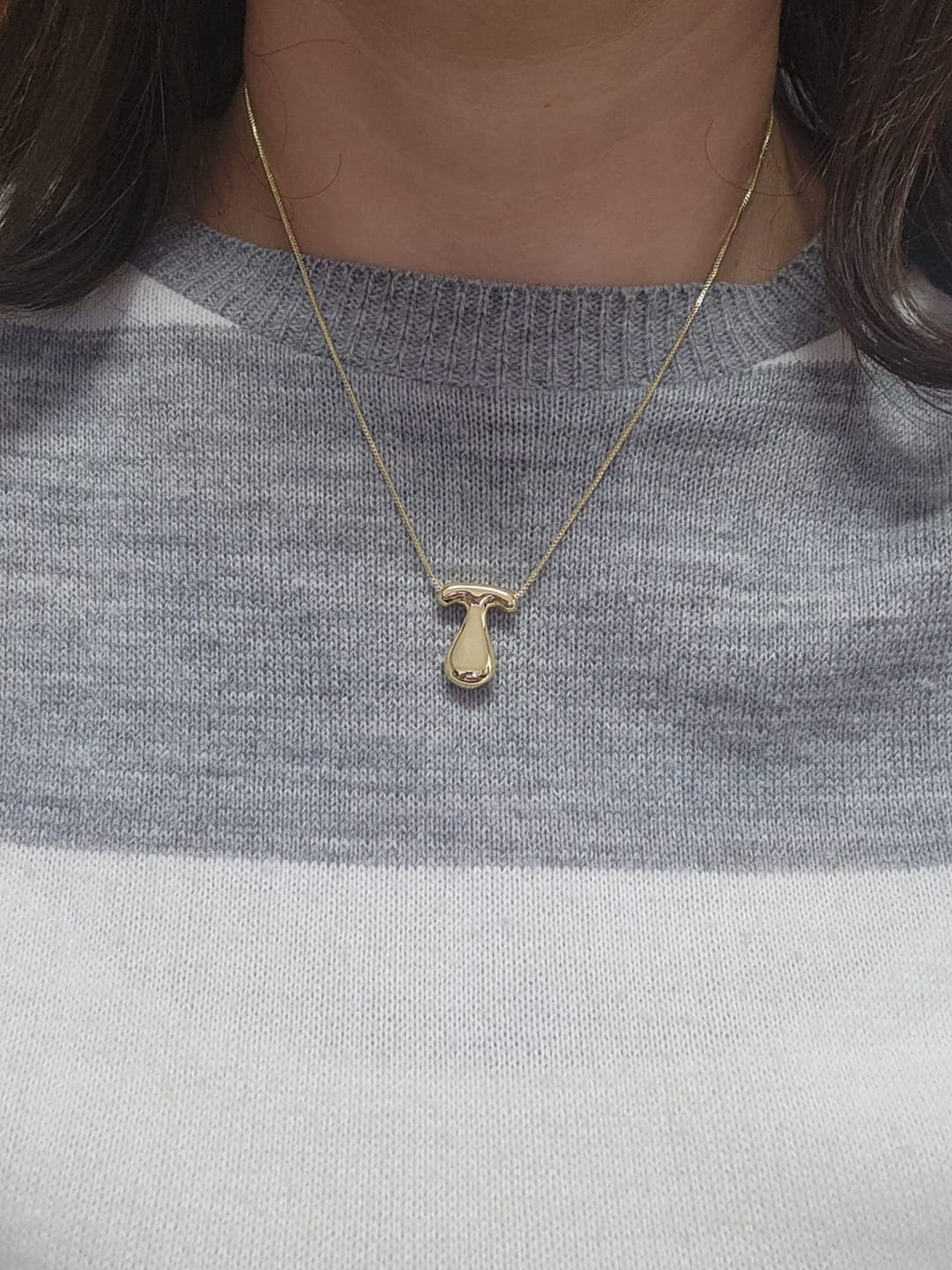 Customer photo review of Collar Inicial Bubble Dorado