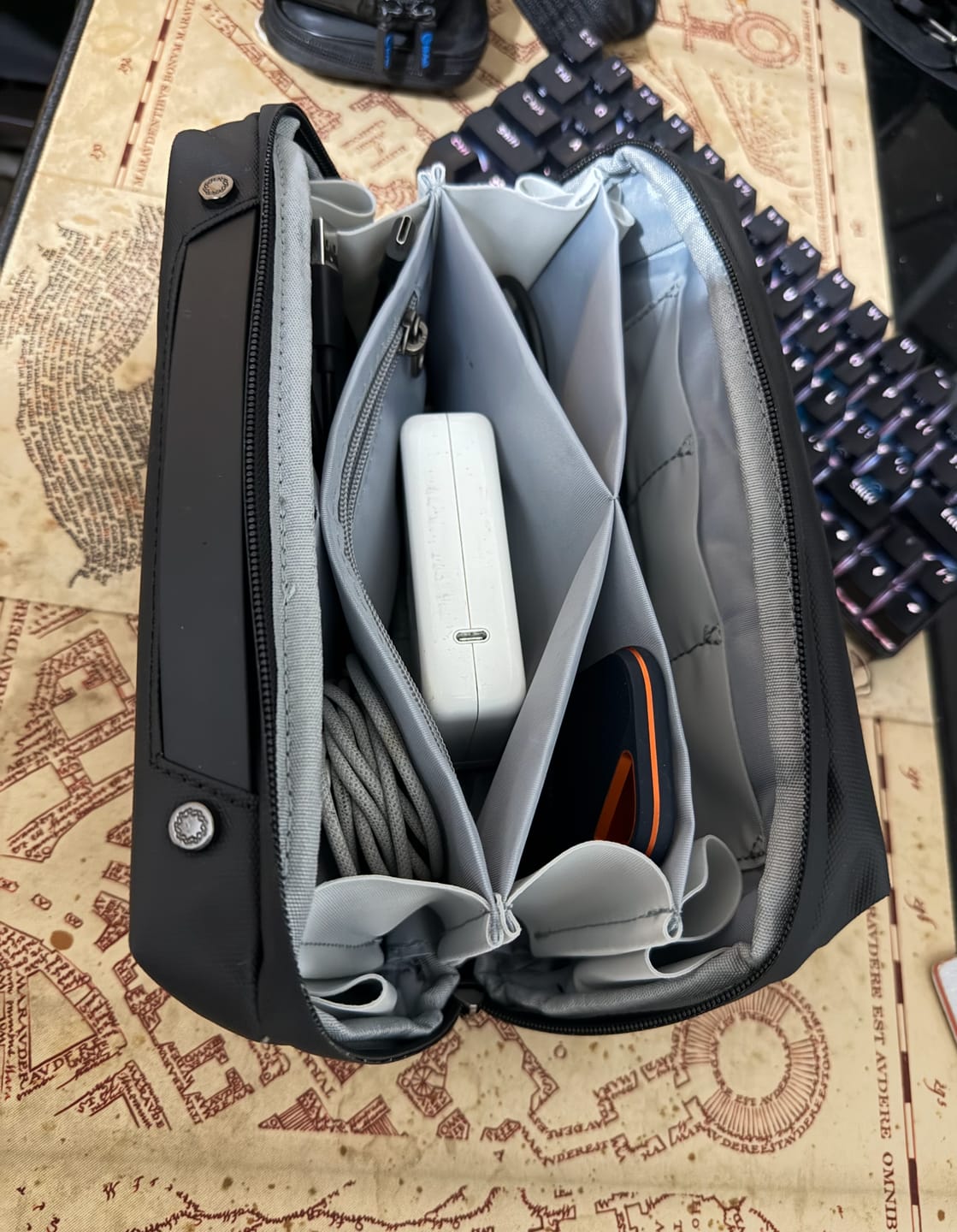 Customer photo review of Estuche Organizador de Cables y Accesorios de Tecnología