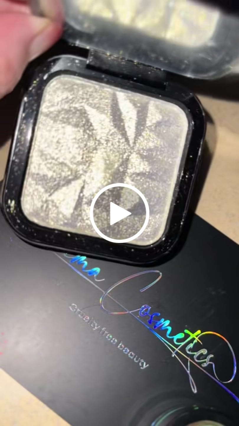 Customer video review of Diamond glow highlighter - Lacy beige