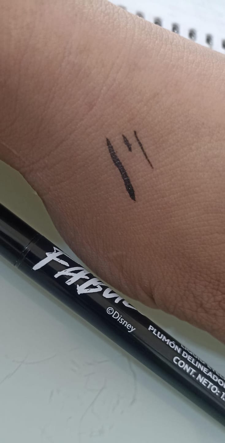 Customer photo review of Delineador de Ojos Líquido Maléfica
