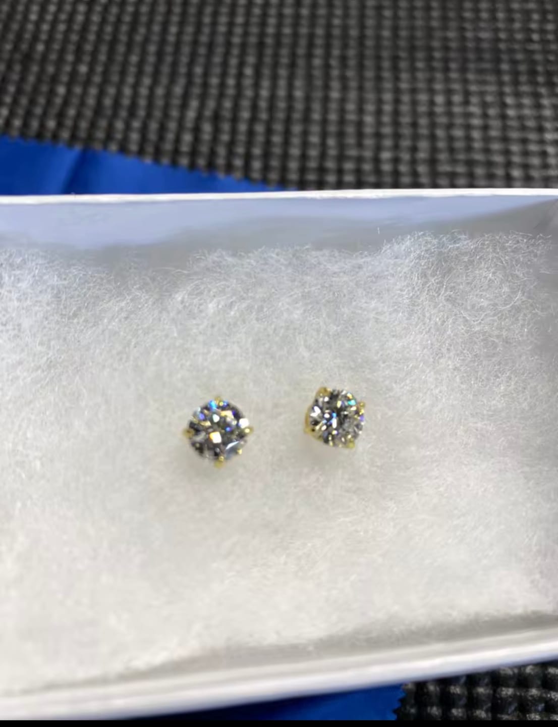 Customer photo review of Aretes Moissanita