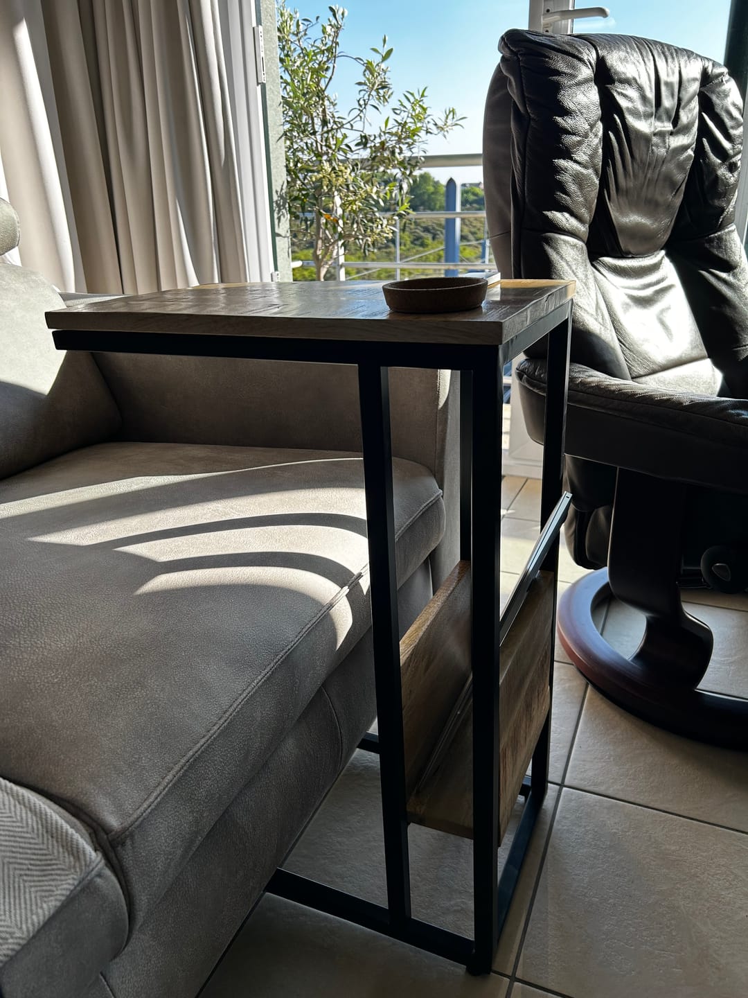 Customer photo review of Bijzettafel voor over de bank | Mangohout en Staal | 45x29x69cm