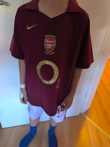 Customer photo review of Thierry Henry Arsenal 2005/06 Home Burgundy Kids Kit – Kit Jersey for Children – | KinderTrikot | Maillot Enfant