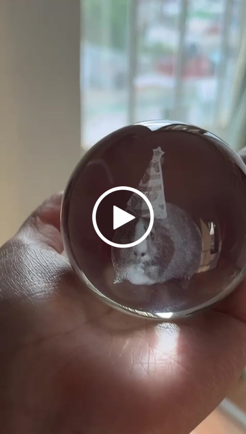 Customer video review of Esfera de cristal personalizable