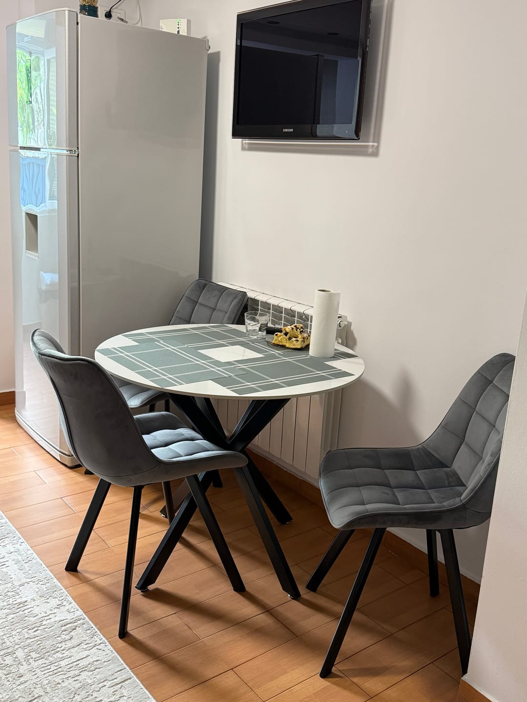 Customer photo review of Masa TALIA, alb cu efect de marmura/negru mat, ceramica/metal, 90x90x75 cm