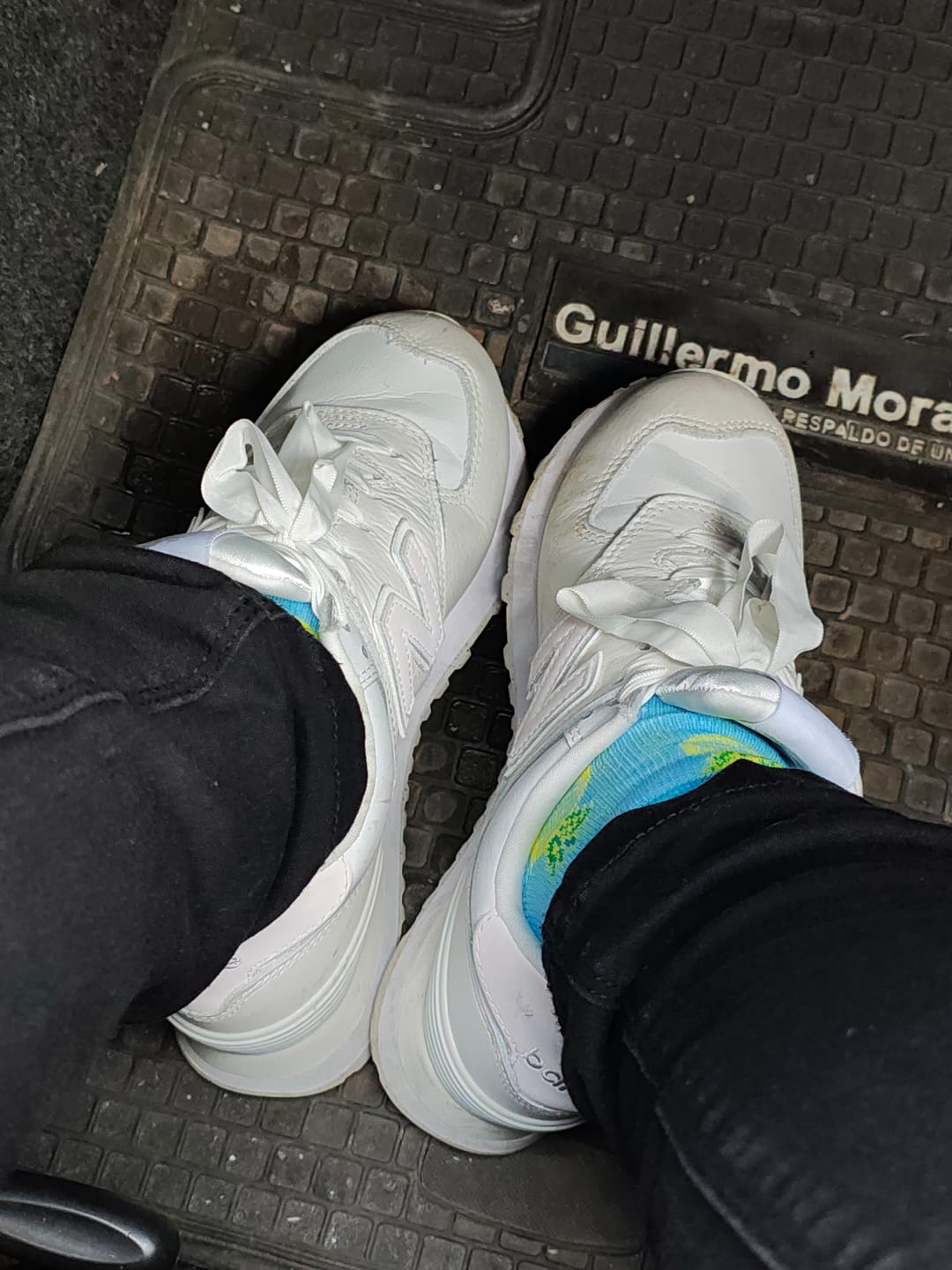 Customer photo review of Zapatilla New Balance 574 Mujer Blanco - Rosado
