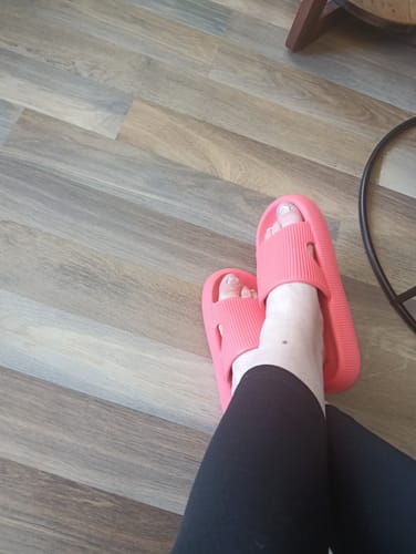 Customer photo review of HappyFlops