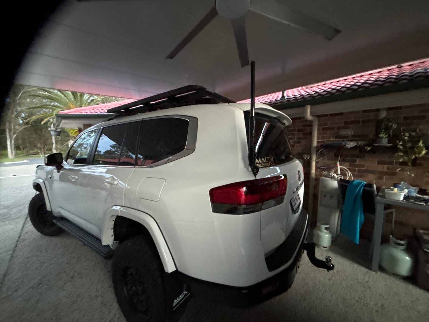 Customer photo review of UHF Antenna Bracket - 300 Series - Tailgate Mount