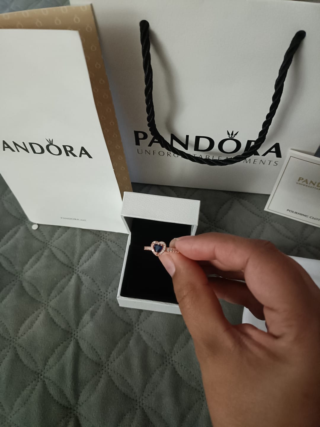 Customer photo review of ANILLO DESLUMBRANTE PROMESA CORAZÓN AZUL PANDORA ROSE GOLD