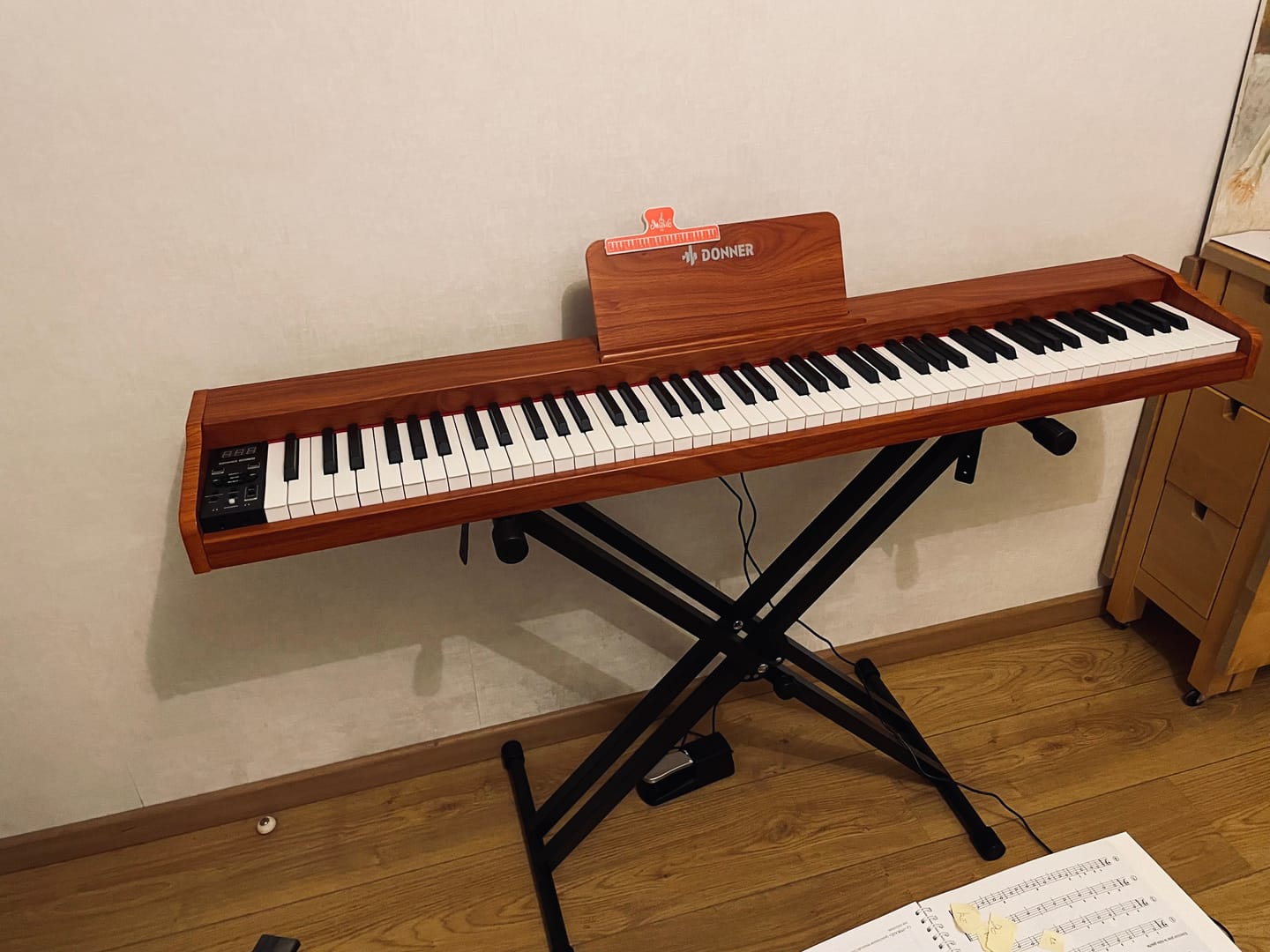 Customer photo review of Donner DEP-1S piano numérique clavier d'e-piano semi-lesté de style bois