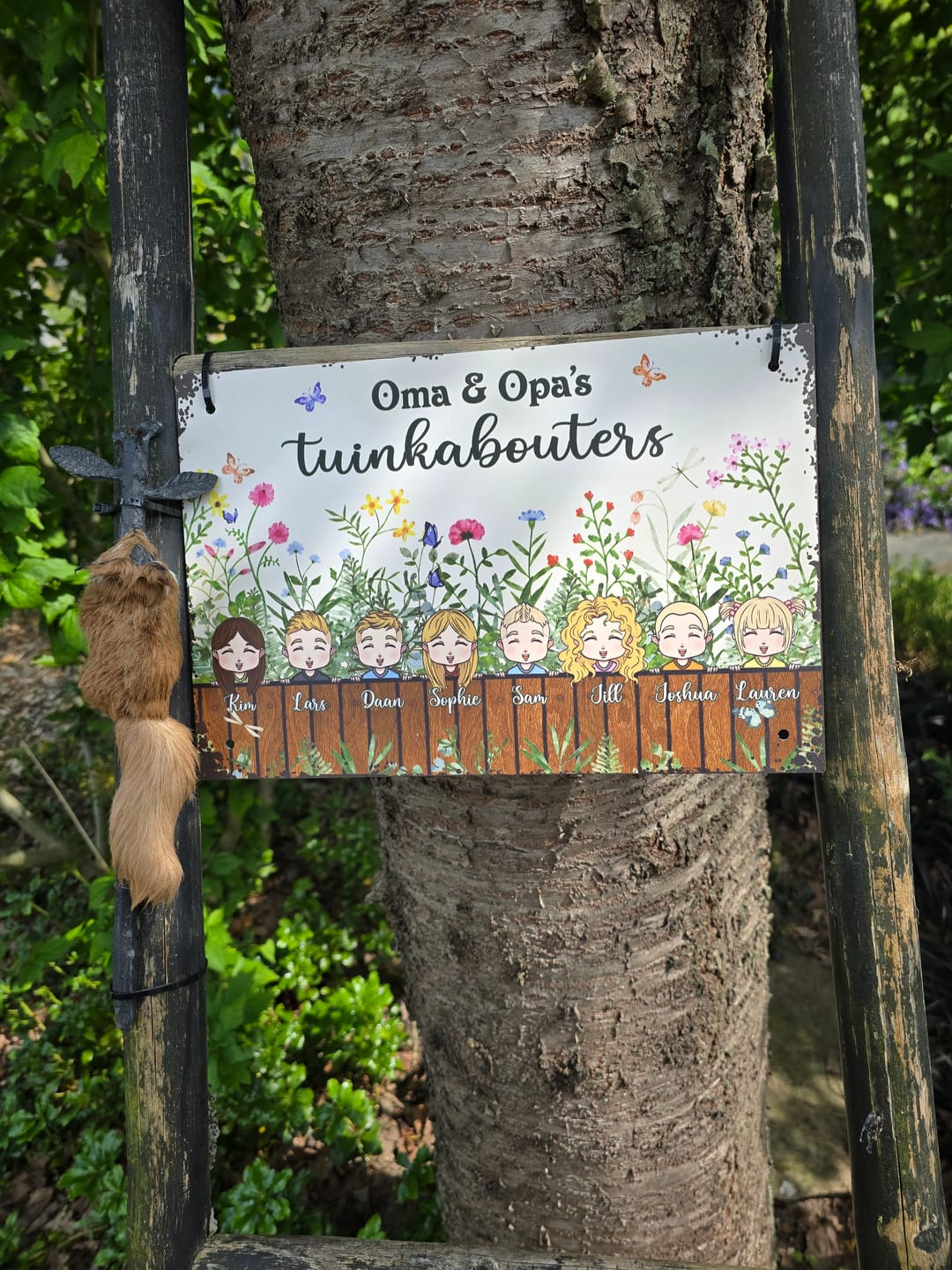 Customer photo review of De tuin van oma & opa - Deurbord met personaliseerbare kinderfiguren en botanisch ontwerp