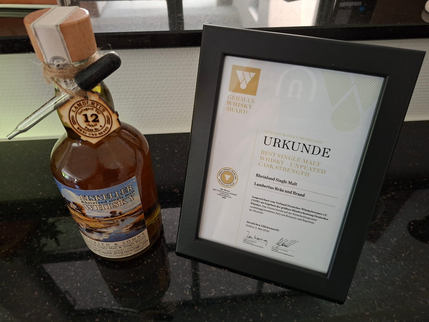 Customer photo review of Single Malt Eiskeller-Whisky 12 Jahre Single Cask Fass 4 (German Whisky Award)