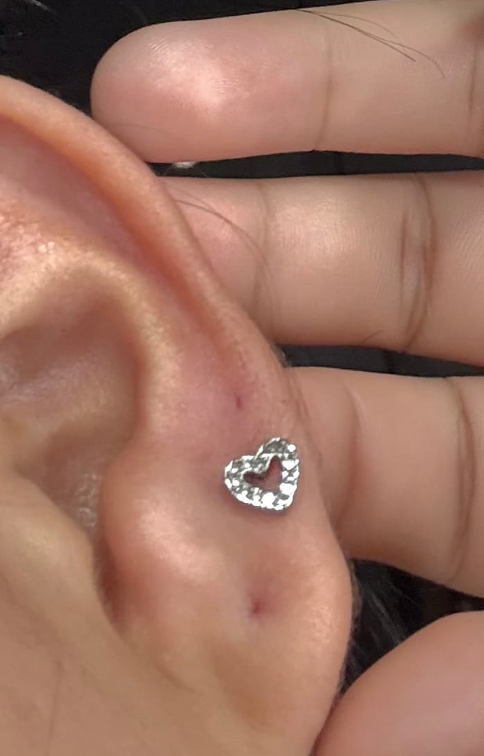 Customer photo review of Piercing corazón zirconias