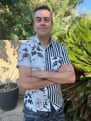 Customer photo review of Chemise d'été boutonnée à manches courtes à rayures et à fleurs noires et blanches pour hommes
