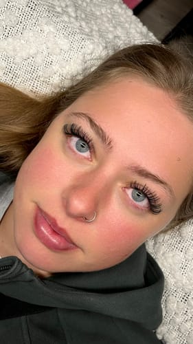 Customer photo review of Bomb Glue 0.1-0.3s Fast Drying Extremely Strong Lash Adhesive